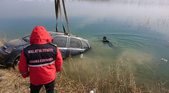 Otomobil Baraja Düştü 2 Kişi Son Anda Kurtarıldı