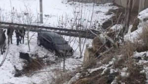 Otomobil Şarampole Uçtu: 1Yaralı