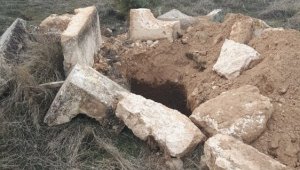 4 Mezarlığı Kimliği Belirsiz kişiler Açtı