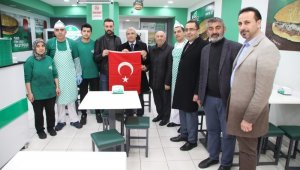 Başkan Güder, Esnaflara Türk Bayrağı Dağıttı