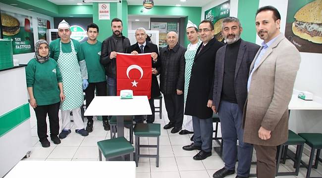 Başkan Güder, Esnaflara Türk Bayrağı Dağıttı