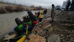 Doğanşehir'de Traktör Şarampole Devrildi
