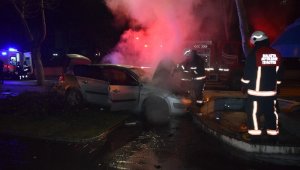 Kaza Yapan Otomobil Yandı: 4 Yaralı