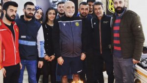 Malatyasporlu Taraftarlardan Karaman'a Doğum Günü Sürprizi