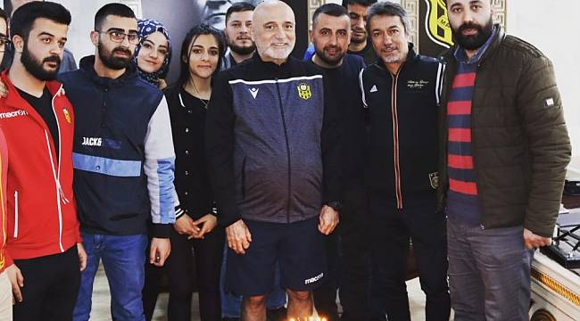 Malatyasporlu Taraftarlardan Karaman'a Doğum Günü Sürprizi