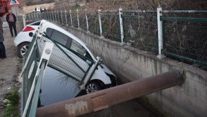 Otomobil Sulama Kanalına Uçtu: 2 Yaralı