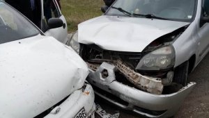 Otomobiller Kafa Kafaya Çarpıştı: 2 Yaralı