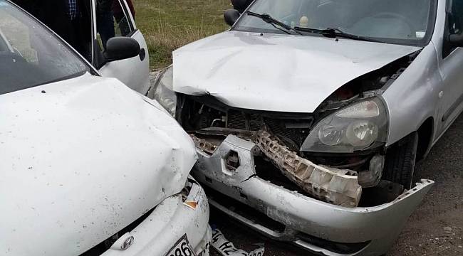 Otomobiller Kafa Kafaya Çarpıştı: 2 Yaralı