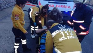 Seyir Halindeki Araç Rögar Bacasına Çarptı: 6 Yaralı