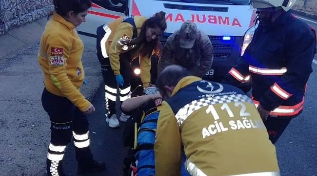 Seyir Halindeki Araç Rögar Bacasına Çarptı: 6 Yaralı