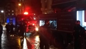 4 Katlı Apartmanın Çatı Katında Çıkan Yangın Korkuttu