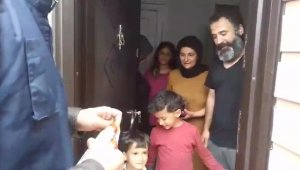 Annelerine doğum günü sürprizi için polisten yardım istediler