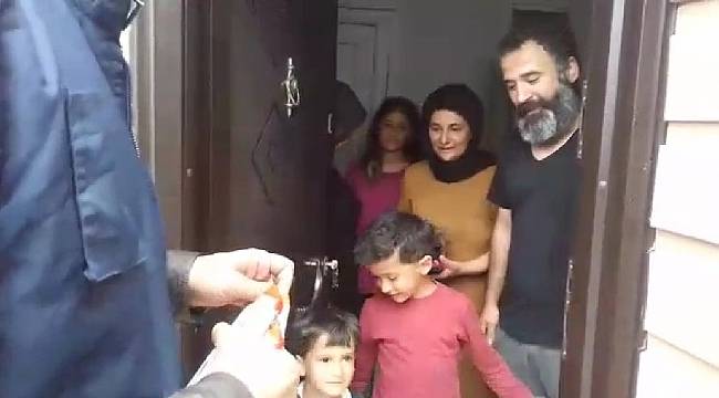 Annelerine doğum günü sürprizi için polisten yardım istediler