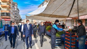 Başkan Gürkan, Pazar Esnafını Ziyaret Edip Maske ve Eldiven Dağıttı