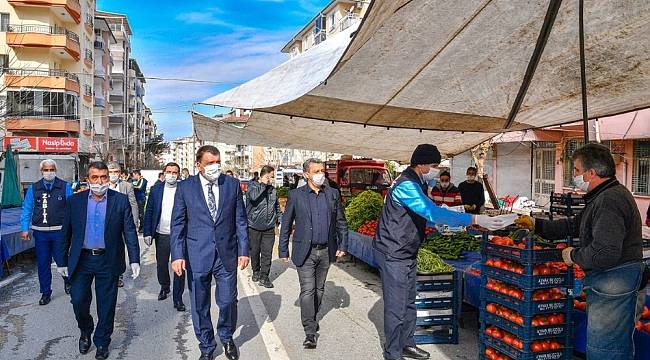 Başkan Gürkan, Pazar Esnafını Ziyaret Edip Maske ve Eldiven Dağıttı