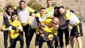 BctTurk YMS'li Futbolcular Taraftara Seslendi