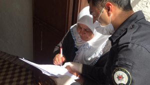 Darende'de Polis ekipleri yaşlıların ihtiyaçlarını karşılıyor