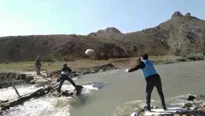 Derenin karşı yakasında yaşayanlara ekmek böyle ulaştırıldı