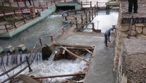 Horata Mesire Alanındaki Taş Duvarlar Yenileniyor