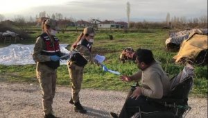 Jandarma Ekipleri, Yardım Ödemelerini Evlerde Teslim Ediyor