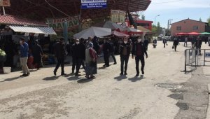 Polisten Vatandaşlara Sosyal Mesafe Uyarısı