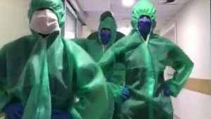 Sağlık Çalışanlarından 'Penguen dansı'