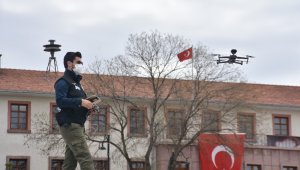 Sesli drone ile sokağa çıkanlar uyarılıyor