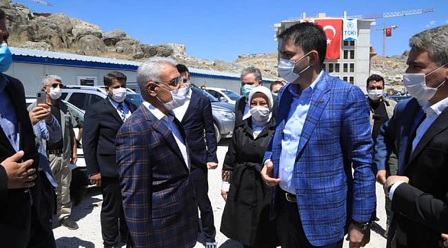 Bakan Kurum, Deprem konutlarını inceledi