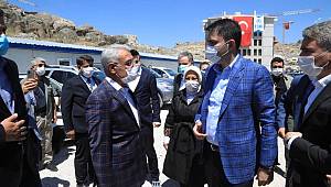 Bakan Kurum, Deprem konutlarını inceledi