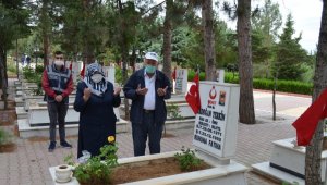 Bayramın İlk Günü Şehitliklerde Buruk Bayram