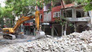 Depremde Hasar Gören Binalar Yıkılıyor