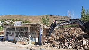 Kuluncak'ta Kamulaştırılan Eski Binalar Yıkılıyor