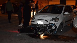 Motosiklet, Otomobilin Altında Girdi: 1 Yaralı