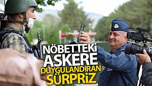Nöbetteki Askere Komutanın Sürprizi Duygulandırdı