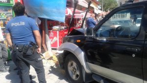 Freni Boşalan Kamyonet Bakkala Daldı