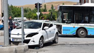 Otobüs ile otomobil çarpıştı: 2 yaralı