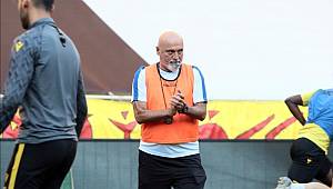 Teknik Direktör Karaman'dan futbolcularına rekabet uyarısı