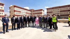 Bakan Kasapoğlu, öğrenci yurdu inşaatını inceledi