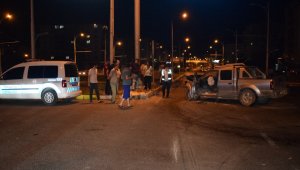 Çöşnük Kavşağında Otomobil Kamyonete Çarptı: 5 Yaralı