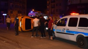 Devrilen otomobilden burnu bile kanamadan çıktı