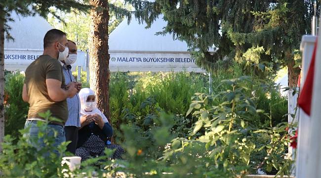 Şehitlikte Buruk Bayramlaşma