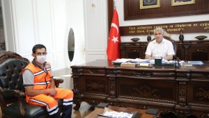 Temizlik Personelinden Örnek Davranış