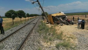 Yazıhan'da Yük Treni Traktöre Çarptı: 1 Ölü, 2 Yaralı
