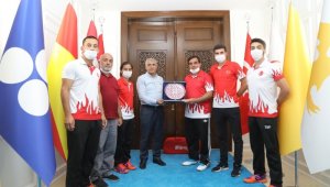 Başarılı Badmintonculardan Başkan Güder'e ziyaret
