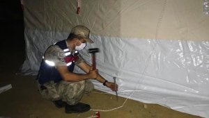 Jandarma Ekipleri Deprem Bölgesinde Çadır Kurdu