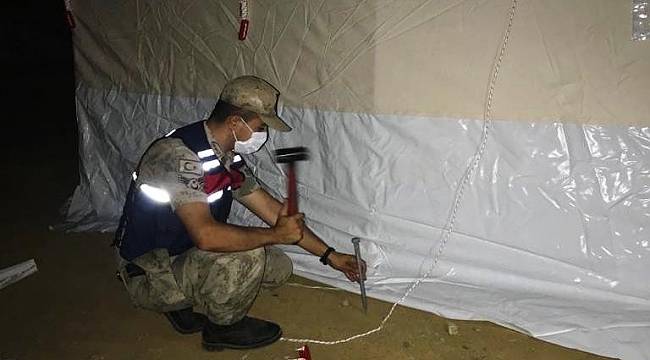 Jandarma Ekipleri Deprem Bölgesinde Çadır Kurdu