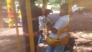 Salıncakta sıkışan çocuk kurtarıldı