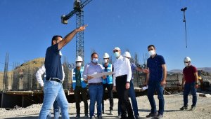 Vali Baruş, Depremzedeler için yapılan konutları inceledi