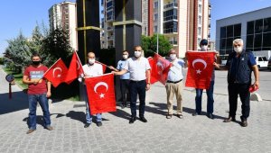Yeşilyurt Belediyesi'nden Vatandaş ve Esnafa Bayrak