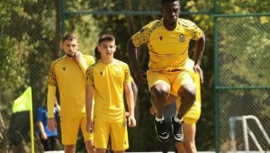 YMS 6 takviye yaparken, 7 futbolcuyla da yollarını ayırdı